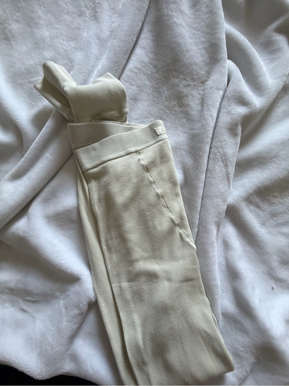 Ribbed High-Waist Bone Leggings skims